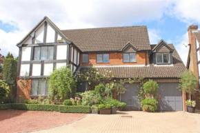 Large & Spacious 5 Bedroom, 3.5 Bathroom House